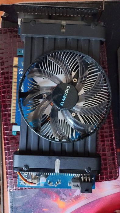 Продам Gigabyte gtx 550 ti 1gb
