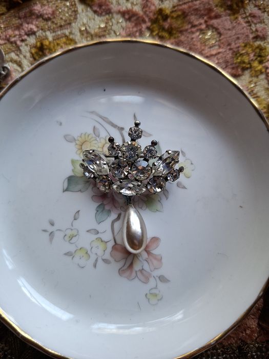 Vintage broszka cyrkonie ze sztuczną perłą