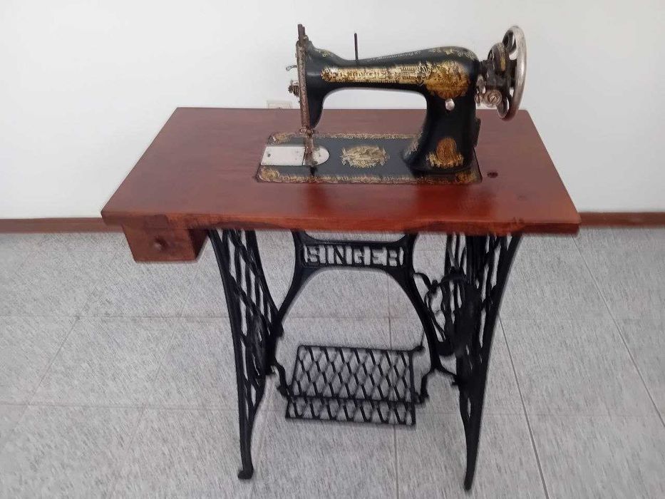 Máquina de Costura Singer Antiga – Relíquia Vintage com Pedal