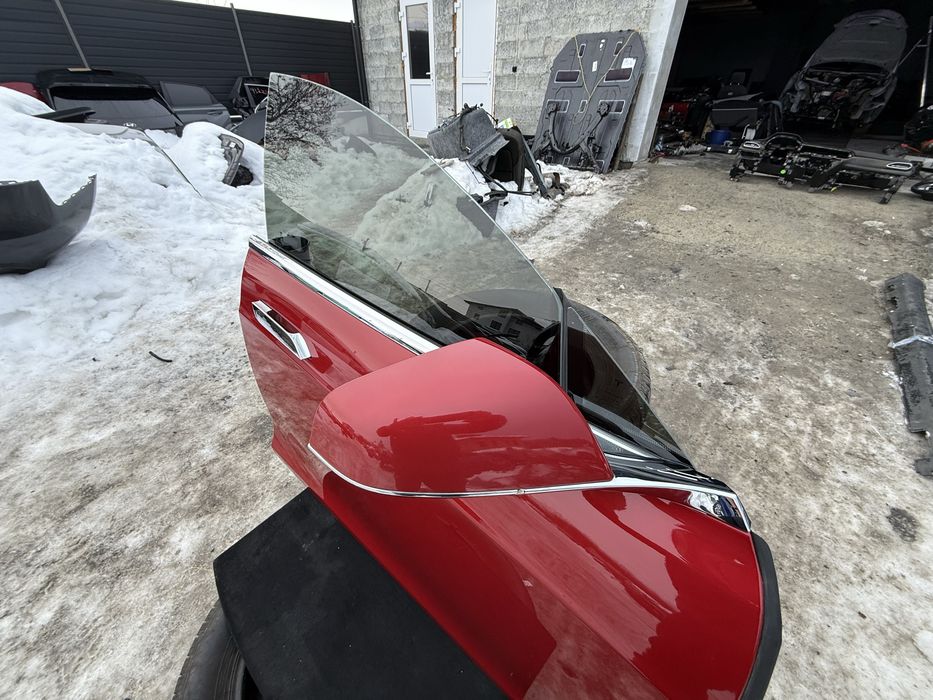 Двері передні праві Tesla model S Тесла модель C  червоні.