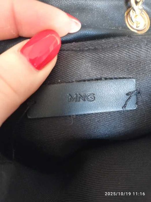 Czarna pikowana mini torebka złoty łańcuszek crossbody glam rock Mango