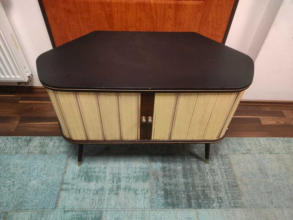 barek w stylu mid-century modern, autentyk po renowacji