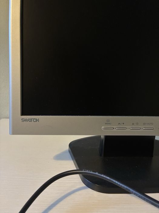 Monitor LCD Samtron 17” – Bom Estado e Funcional