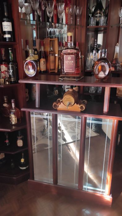 Bar de canto em mogno com laterais.