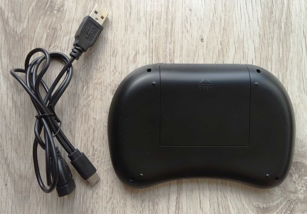 Mini bezprzewodowa klawiatura z touchpadem Rii Mini i8 Czarna