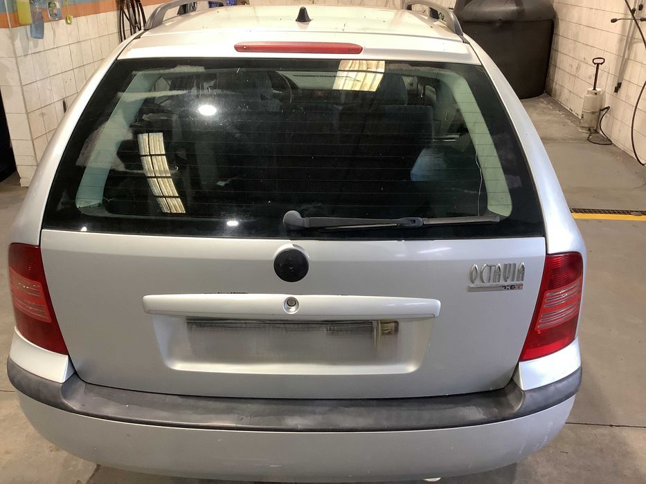 Skoda Octavia Combi 1.6i - 2002 - Para peças