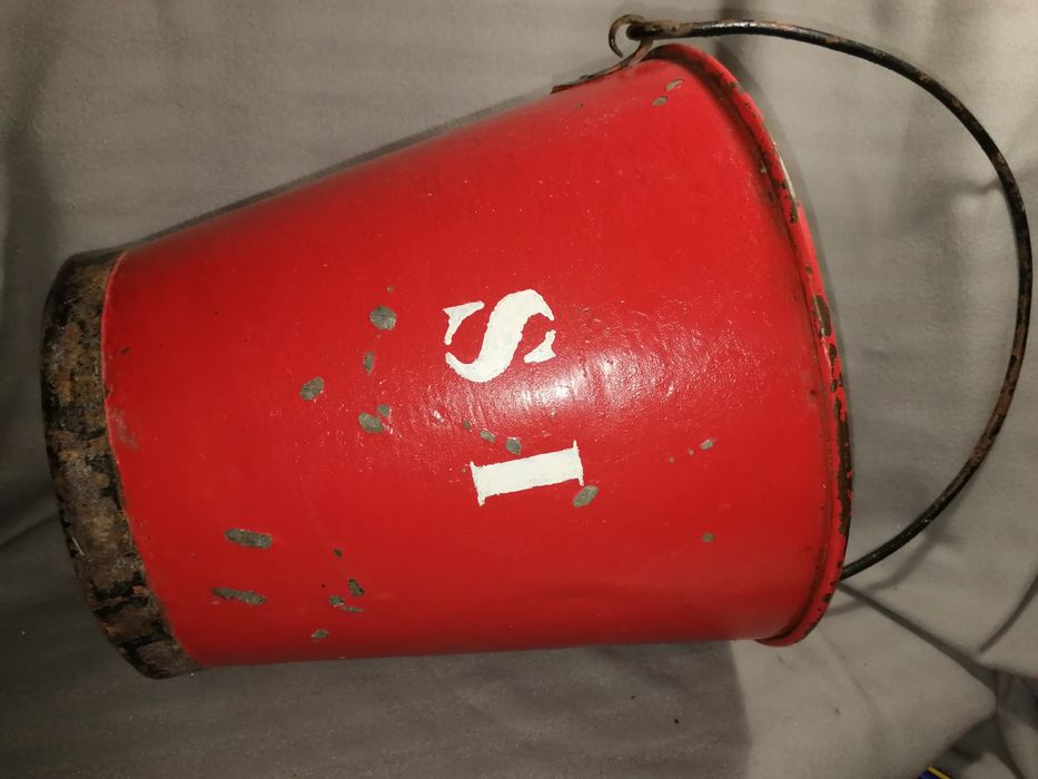 Balde de metal antiga estação de serviço