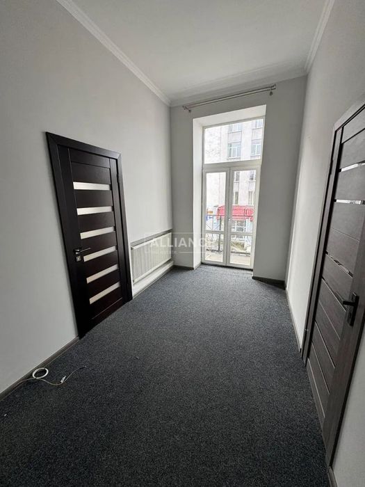 Продаж діючого офісного центру у центрі Калуша.