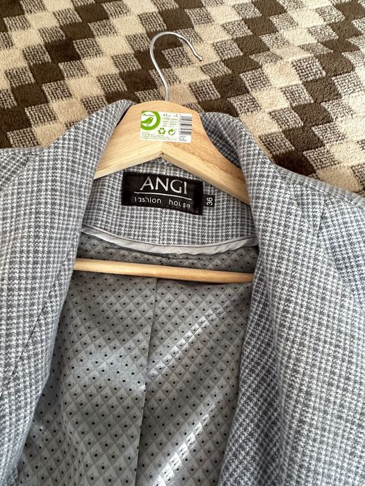 Стильне пальто-піджак у клітинку