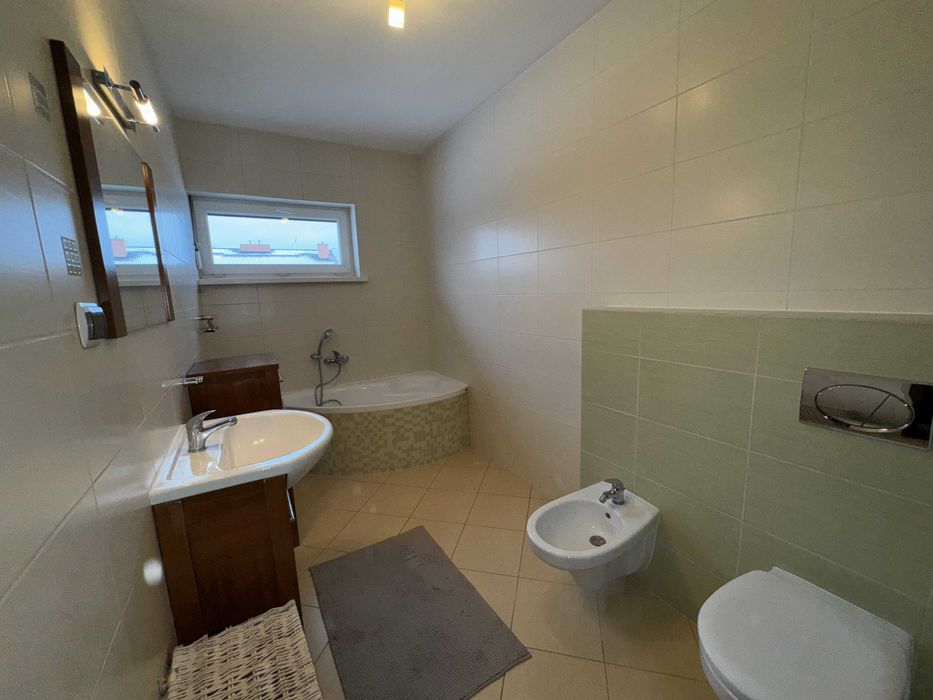 Wyposażony dom szeregowy z garażem na wynajem