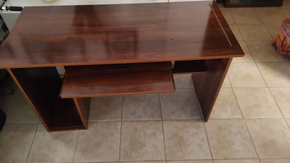 Mesa trabalho muito elegante e muito bem estimada