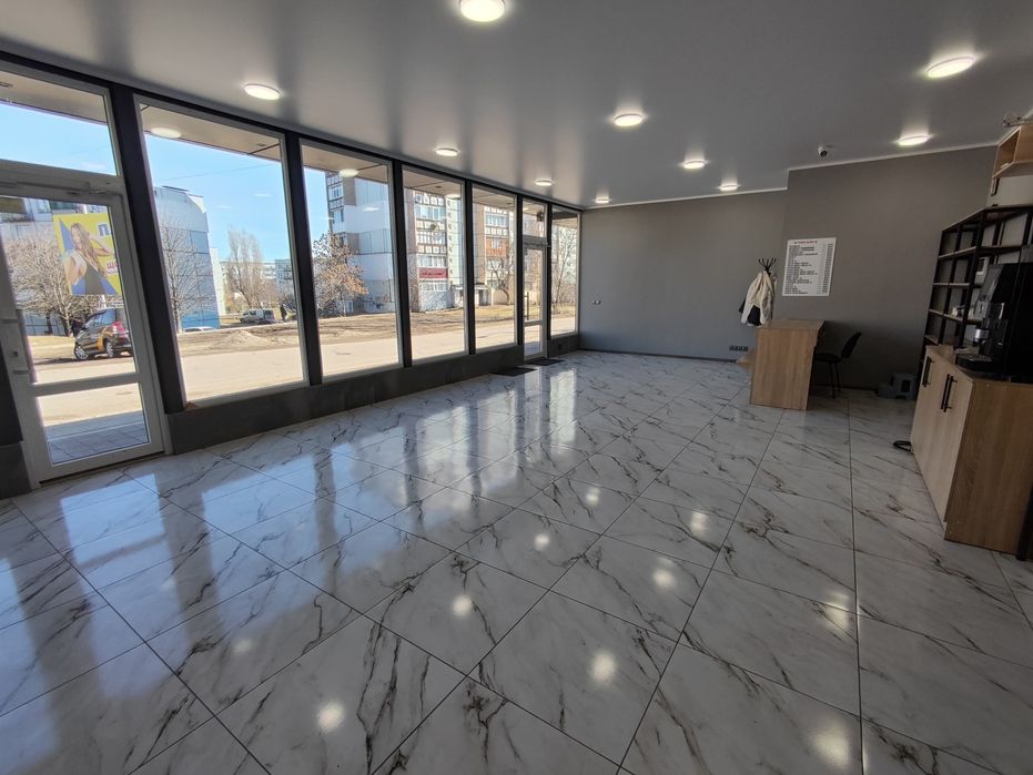 Терміновий продаж комерційного приміщення 60 м² з ремонтом, санвузлом та панорамним фасадом!