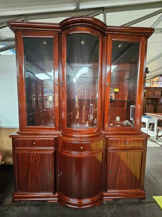 Excelente móvel em madeira maciça para sala ou escrit