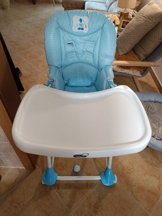 Mesa  e cadeira bebê Confort bem estimada