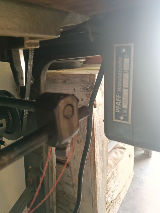 Máquina de Costura Industrial PFAFF – Revista por Técnico e a Funcionar a 100%