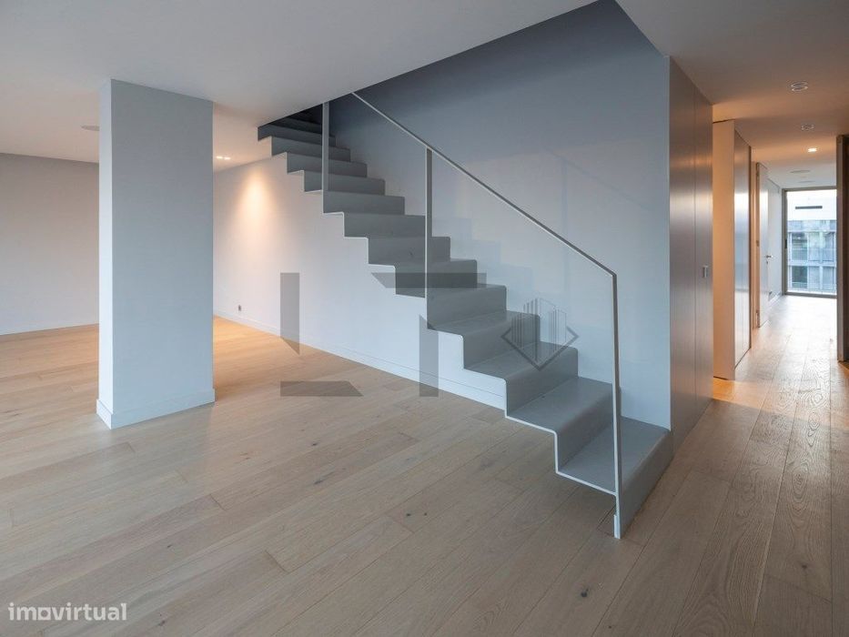 Apartamento Penthouse T4 Duplex com Terraço e Piscina Privativa par...