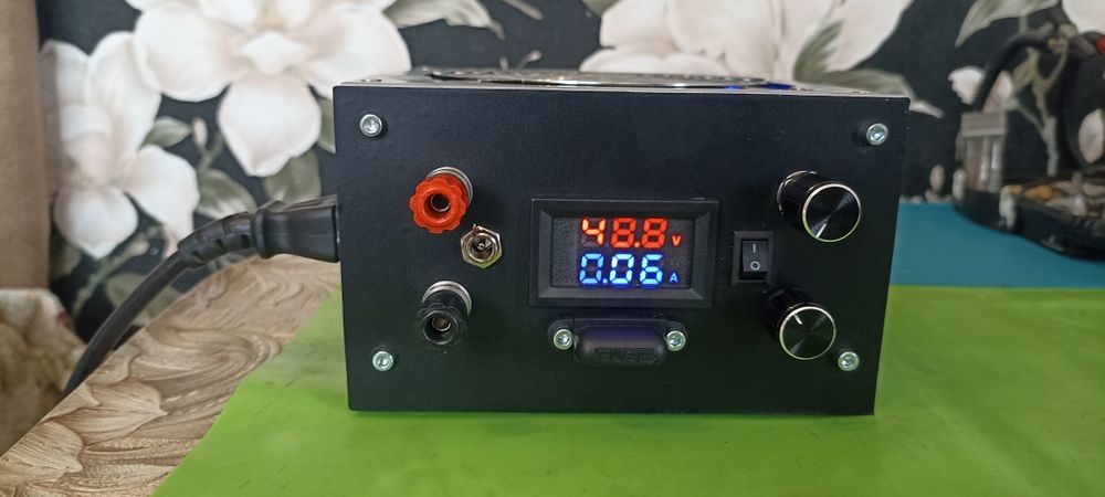 Лабораторный блок питания и зарядное  для аккумуляторов 50В-38В/10.5А