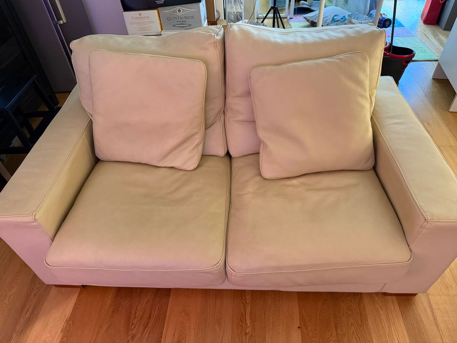 Vendo 2 sofás em pele bege, 2 lugares cada, em excelente estado + 4 almofadas em pele