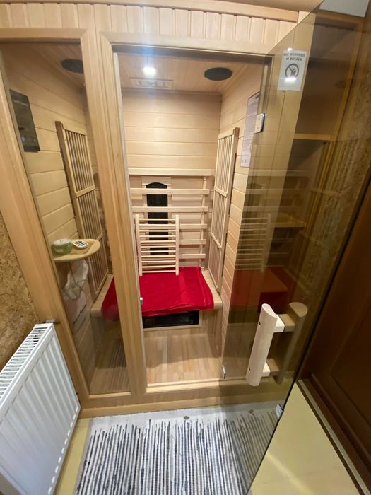 Domek z jacuzzi, sauną i grotą solną.