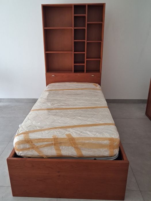 Cama com secretária