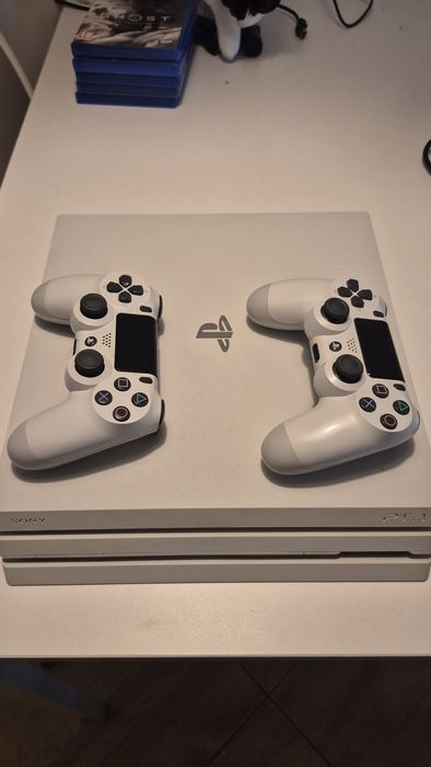 Pack PS4 Pro Branca (1TB) + PlayStation VR + 2 Comandos + 5 Jogos