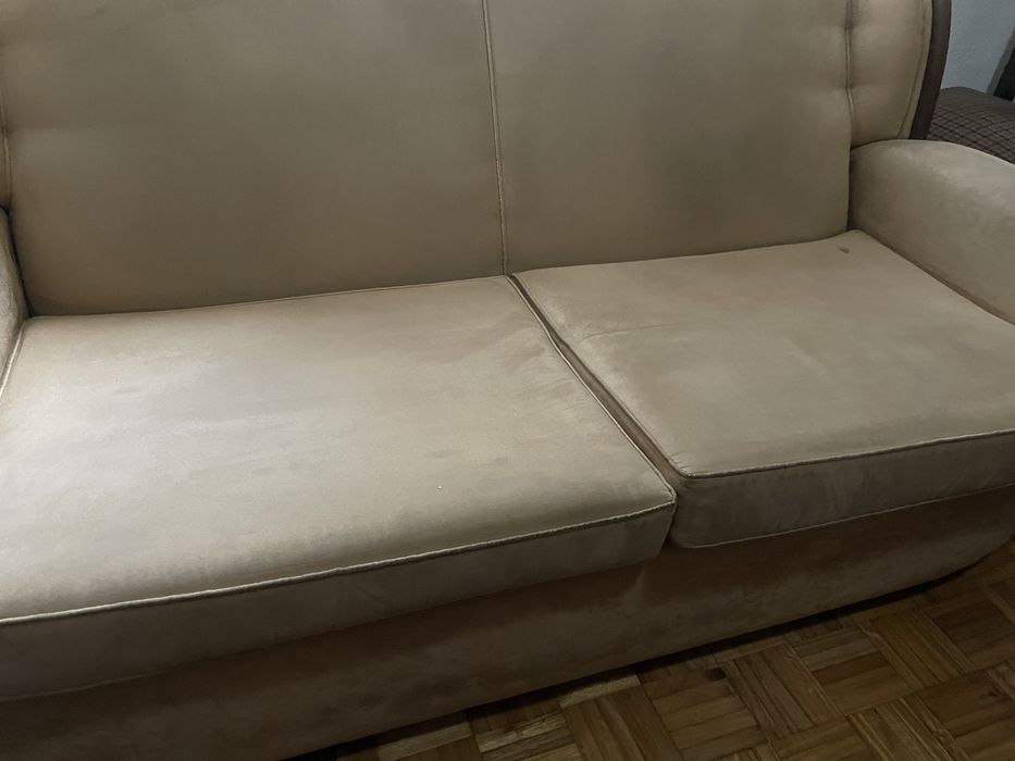 Sofa de 2 lugares bege com madeira