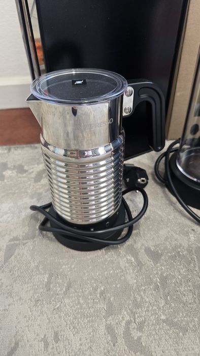 Nespresso Citiz e Aeroccino com suporte cápsulas