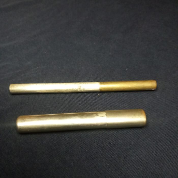 Caixa oval e caixa redonda em metal