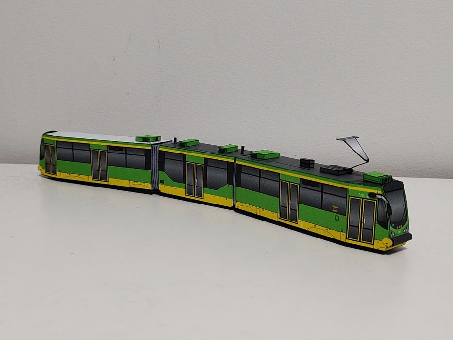 Moderus Beta MF02ac MPK Poznań Model kartonowy zabawka pociąg miejski