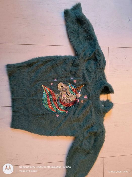 Sweterek dziewczęcy