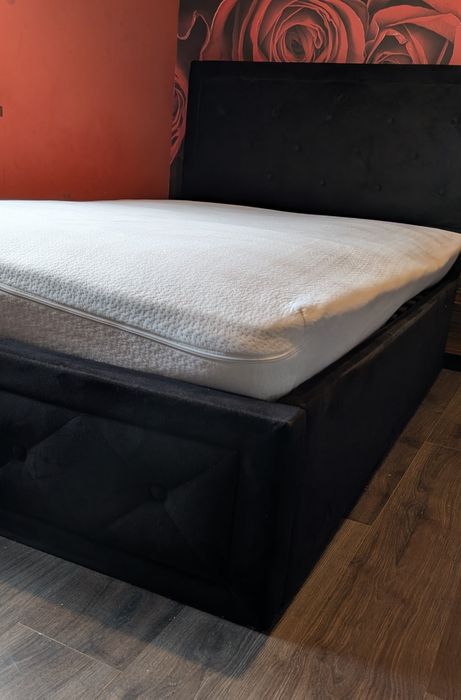 Łóżko welurowe sypialniane czarne pikowane z pojemnikiem 120x200