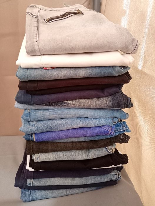 Para revenda lotes de 20 pares de calças semi novas só 10€ lotes aleatórios