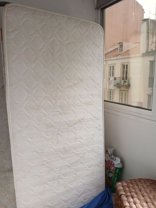 Estrado com colchão (90×190cm) em bom estado