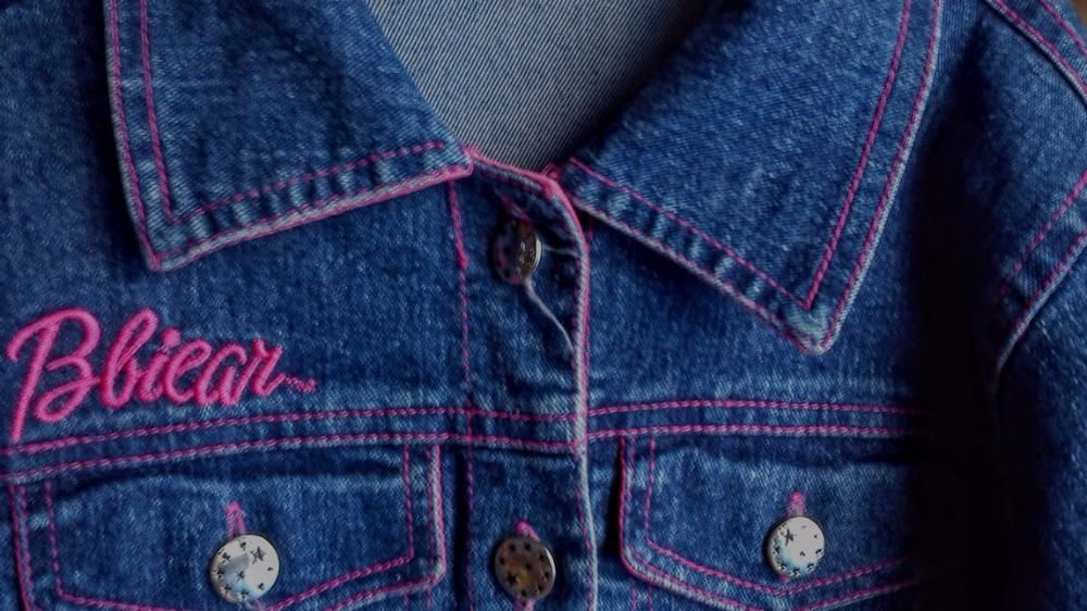 Casaco criança ganga com estampado de flores bordadas tam:5/6 anos