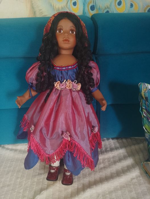 Lalka porcelanowa sygnowana cyganka