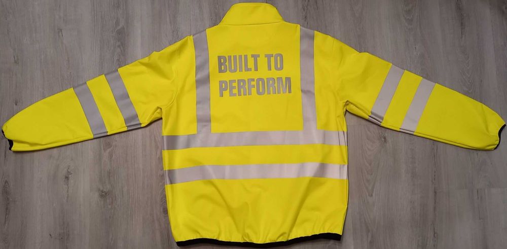 Kurtka softshell dobrze widoczna
