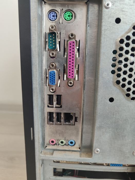 Комп'ютер стаціонарний LUXEON у робочому стані