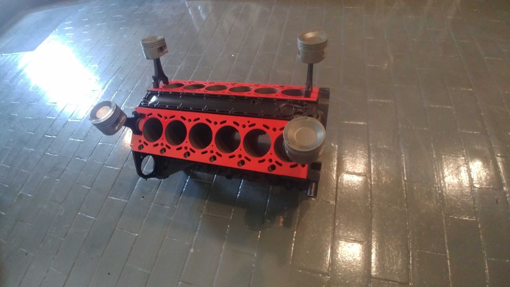 Stolik, silnik V12, BMW, prezent