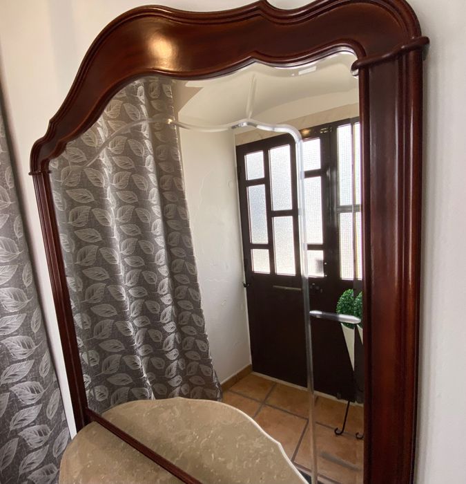 Móvel de Madeira Mogno com Espelho Grande