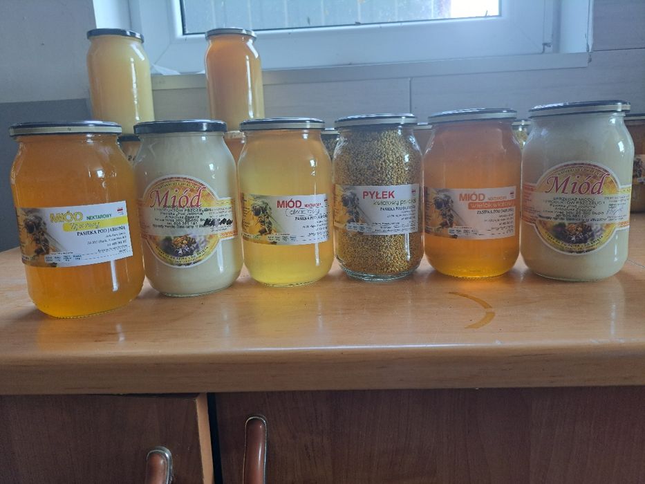 Miód z własnej pasieki.