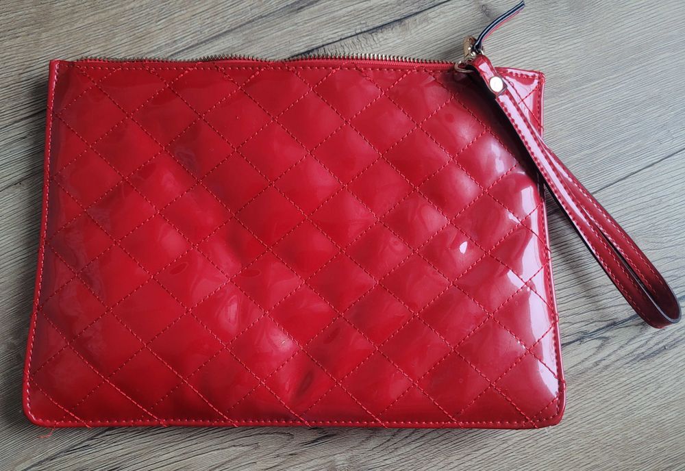 Czerwona pikowana torebka