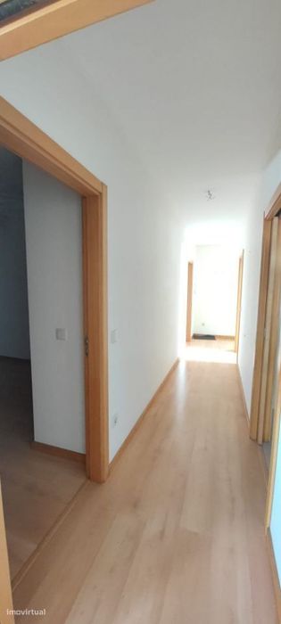 Apartamento T2 com parqueamento e vista de mar.  A 3 minutos da pra...