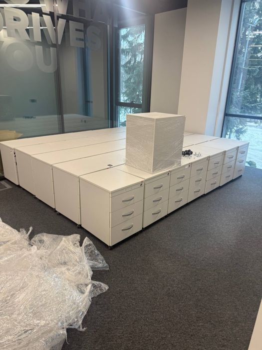 Продам офісні крісла, столи, тумби, шафи