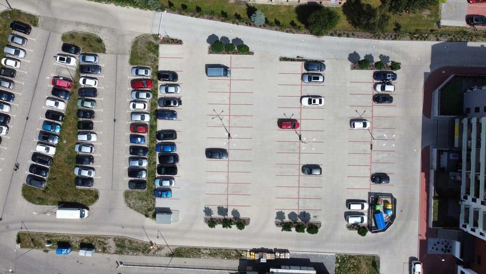 Naziemne miejsc postojowe przy ul. Niepodległości/Ogrody w Lesznie