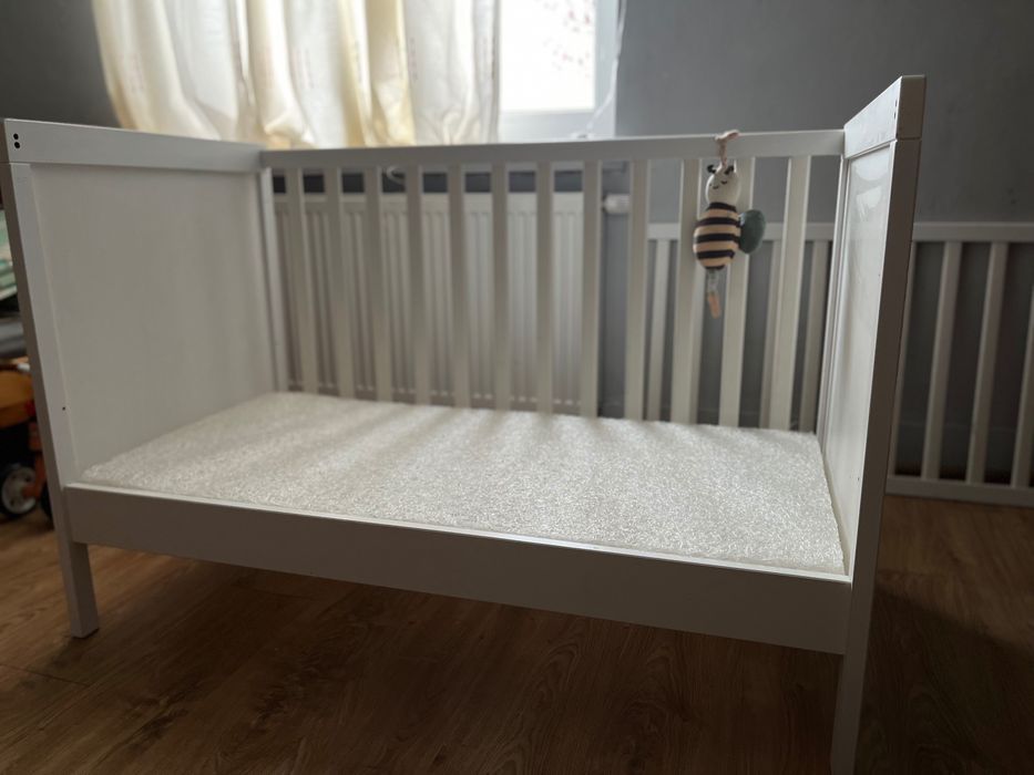 Łóżeczko z materacem i pokrowcem