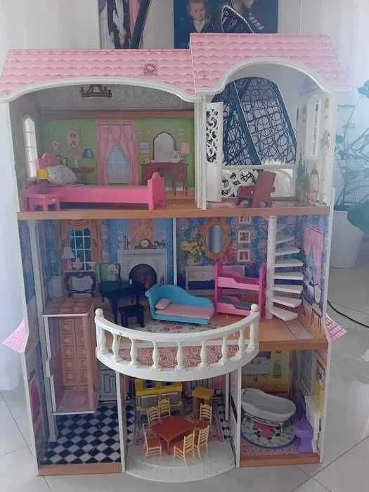 Duży drewniany domek z meblami firmy KidKraft dla lalek Barbie