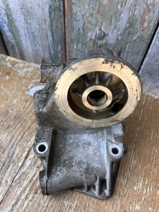 Кронштейн масляного фильтра Volkswagen Audi Skoda