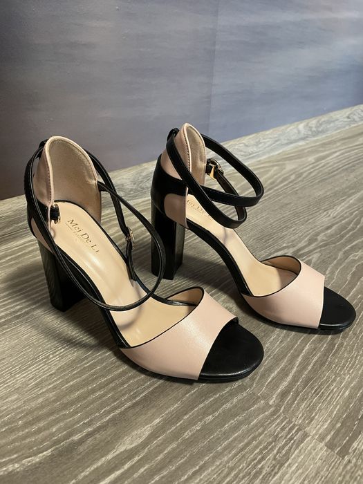 Бежево-чёрные босоножки на каблуке 8 см, размер 37