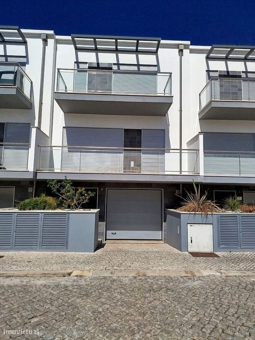 Moradia T3 com piscina e vista mar.