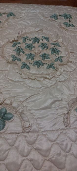 Colcha de Cetim acolchoada (edredon) com relevos e folheada